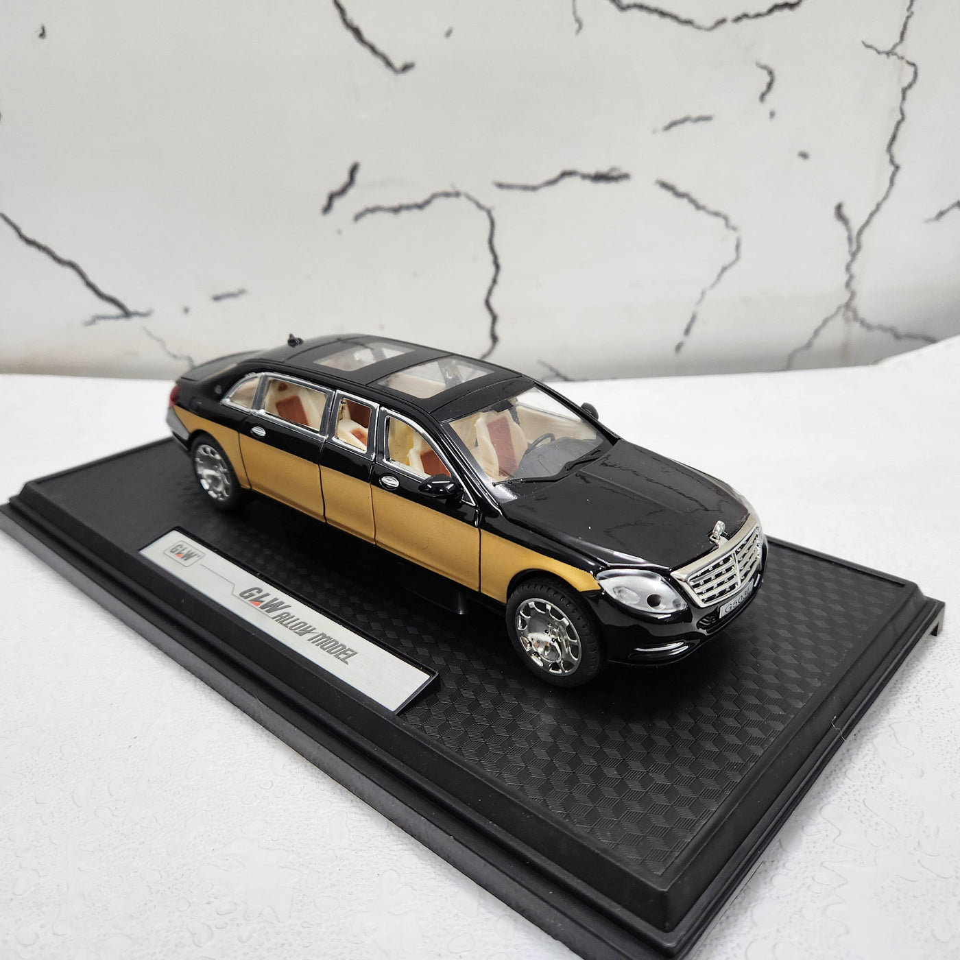 Mercedes Maybach S680 Limo Black Metal Diecast Car 1:24 (20x8 cm)