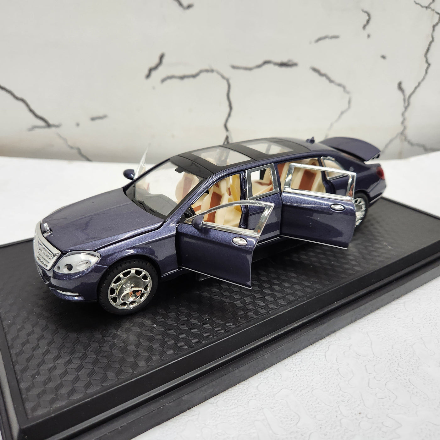 Mercedes Maybach S680 Limo Blue Metal Diecast Car 1:24 (20x8 cm)