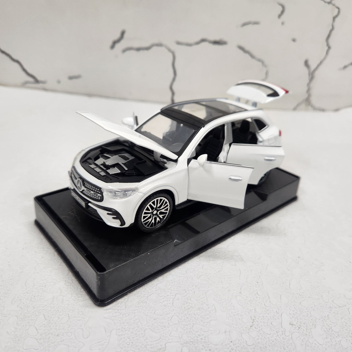 Mercedes Metal Diecast Car 1:32 (14x5 cm)