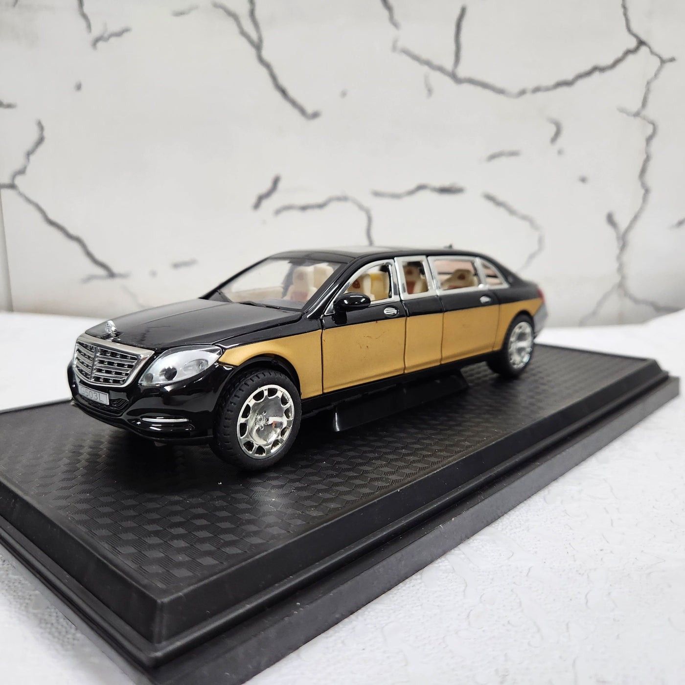 Mercedes Maybach S680 Limo Black Metal Diecast Car 1:24 (20x8 cm)